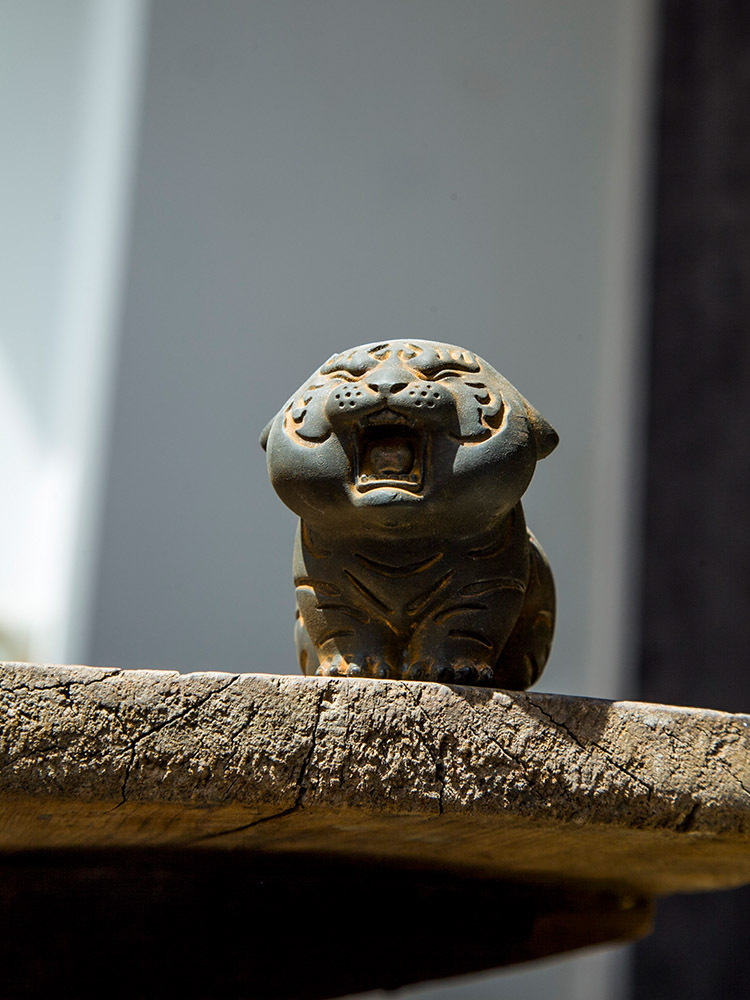 Cute tiger handmade sculpture tabletop ornament