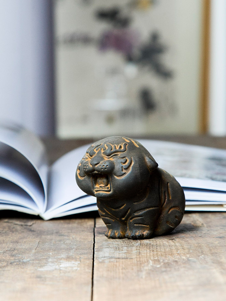 Cute tiger handmade sculpture tabletop ornament