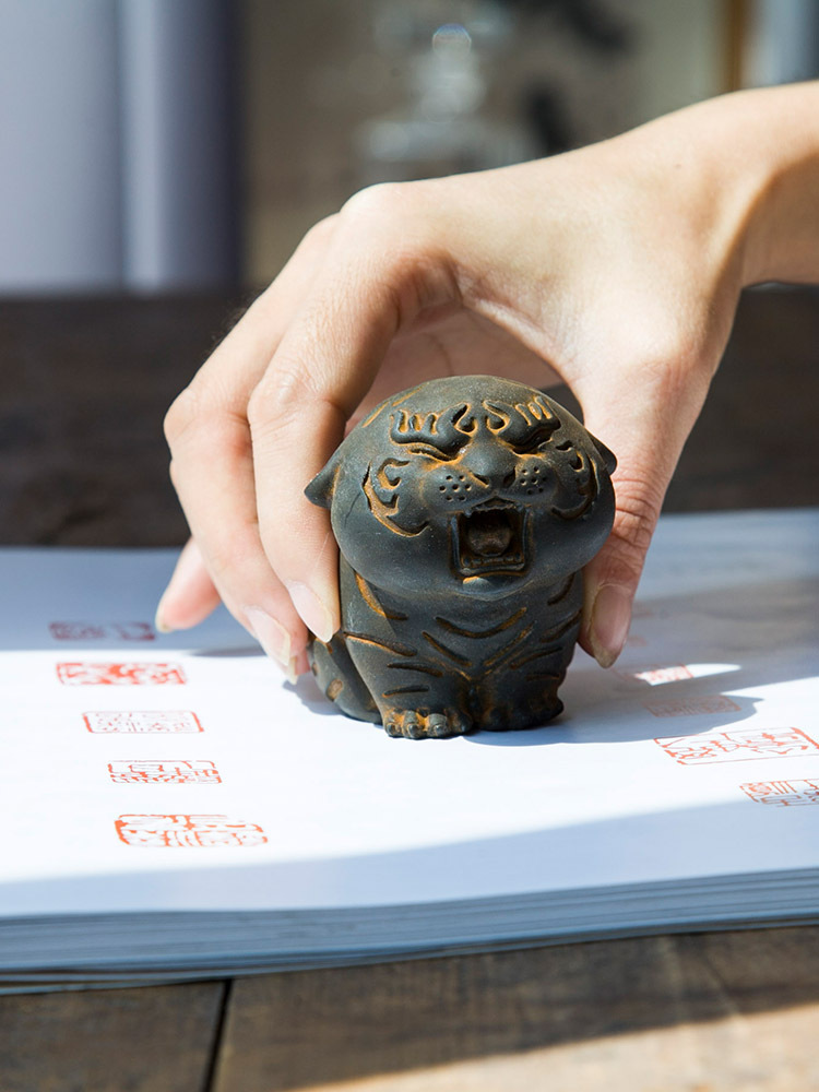 Cute tiger handmade sculpture tabletop ornament