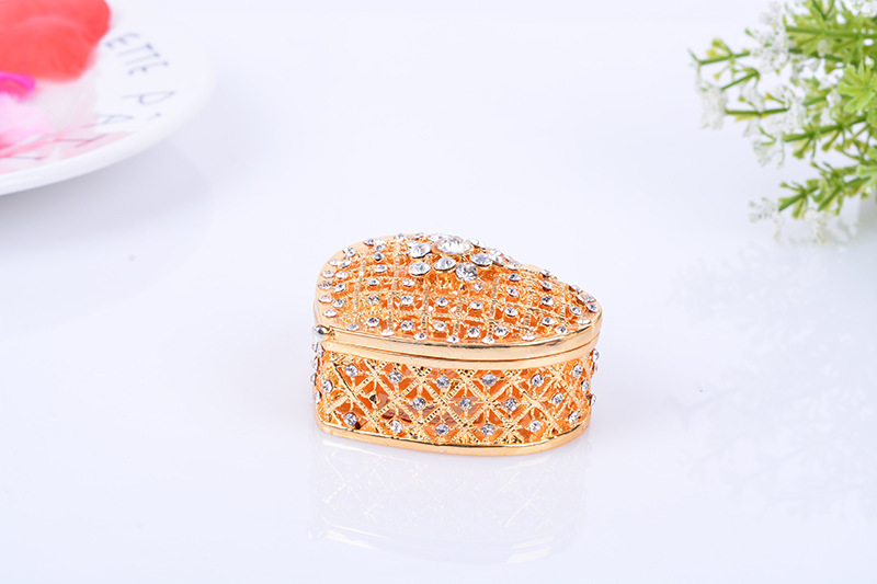 Heart-shaped gold-plated jewelry box ornament