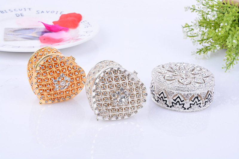 Heart-shaped gold-plated jewelry box ornament