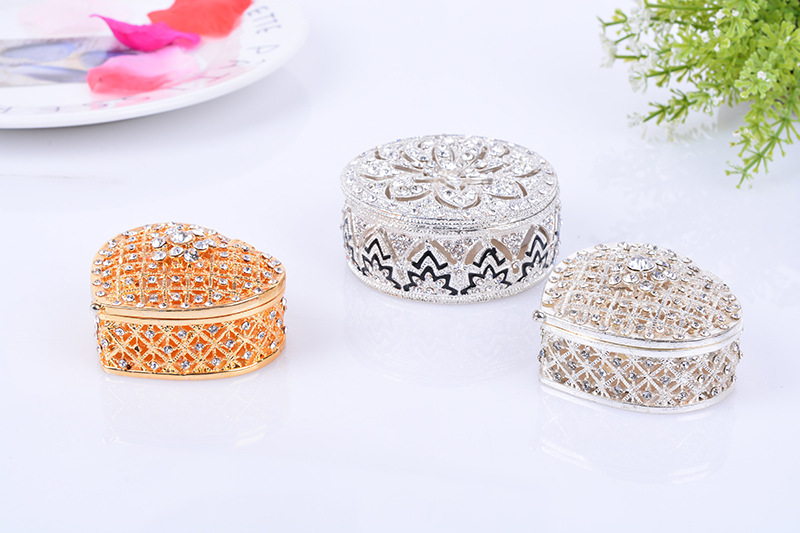 Heart-shaped gold-plated jewelry box ornament