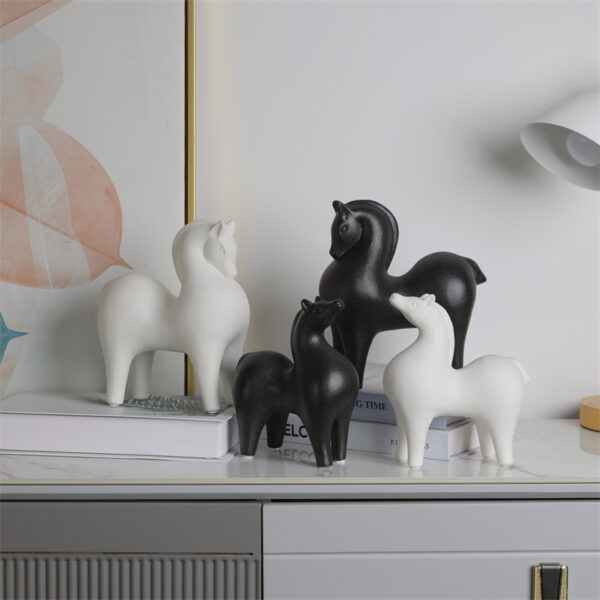 Ceramic decoration in the shape of a fat horse, crafts, ornaments, ornaments - Imagen 3